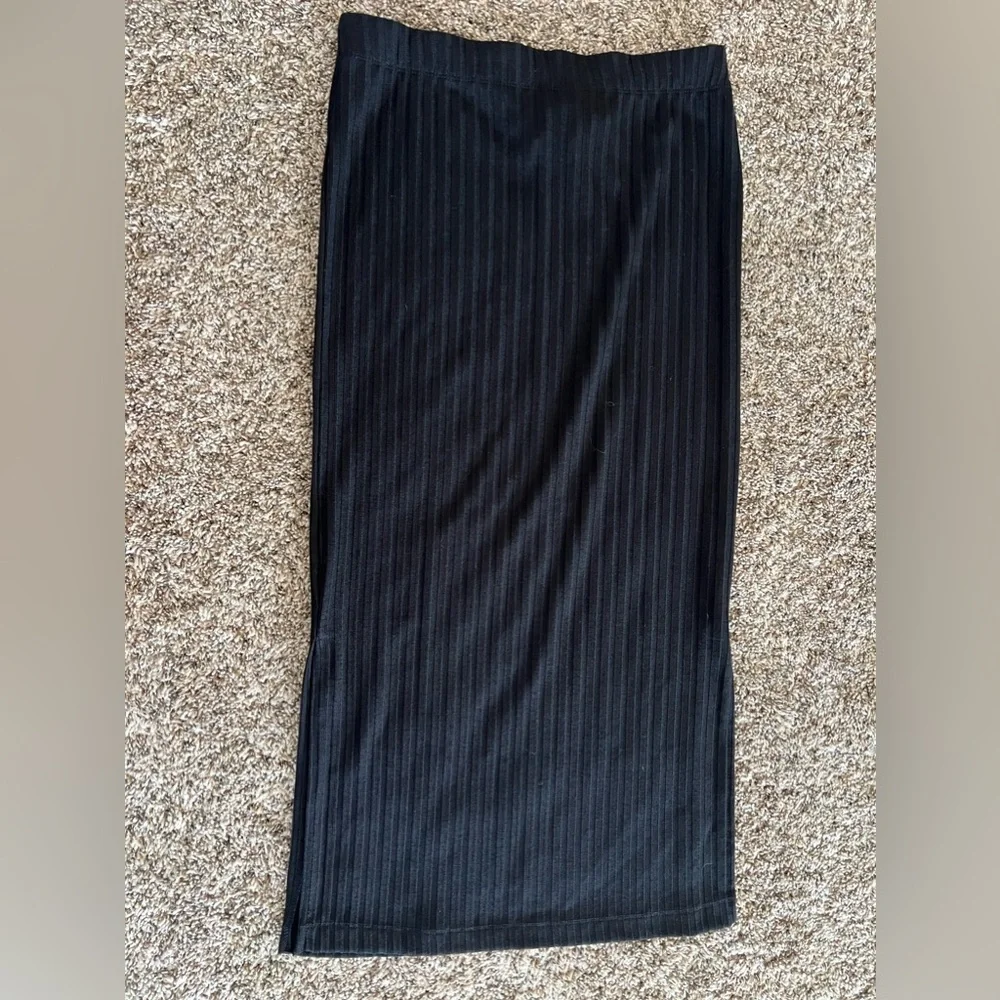 H&M Black Ribbed Pencil Skirt, Mid Length, Elastic Waist Size Medium